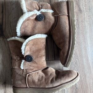 UGG Bailey Button Chestnut Boots Women’s